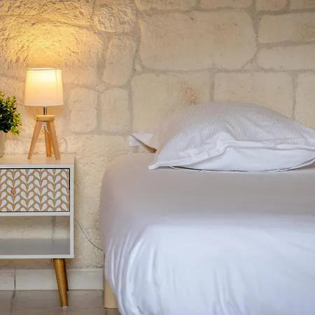 Agapanthes Jolie Maison De A Avec Exterieur Terrasse